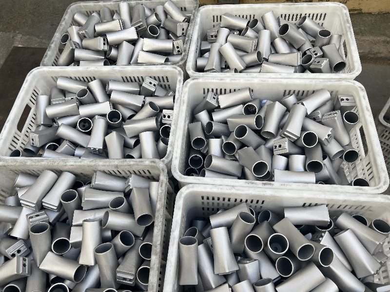 Sedile fisso nella parte inferiore della colonna del corrimano dell'autobus